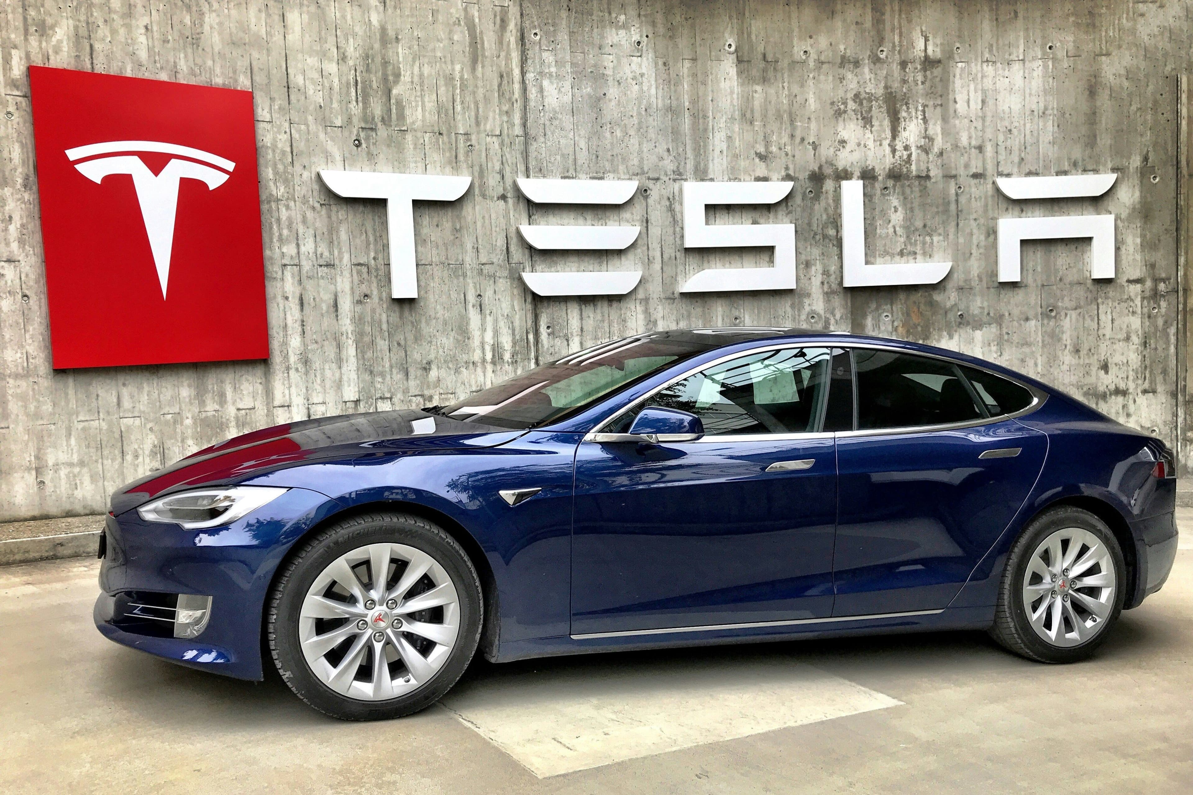 Main Image: Tesla Model S Bluefire at Tesla Servicecenter Bern Switzerland